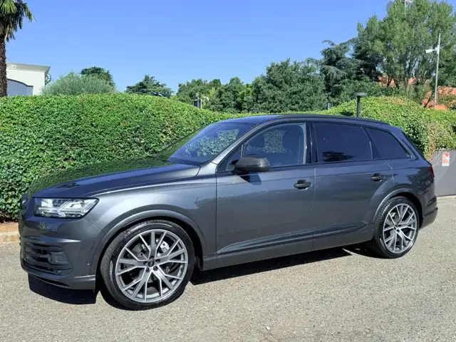 Audi Q7 view 3