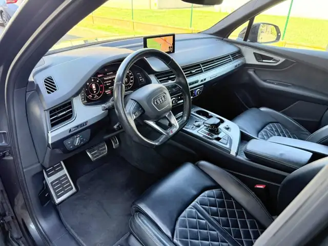 Audi Q7 view 12
