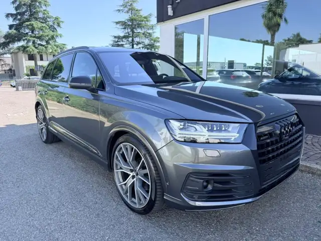 Audi Q7 view 5
