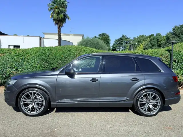 Audi Q7 view 4