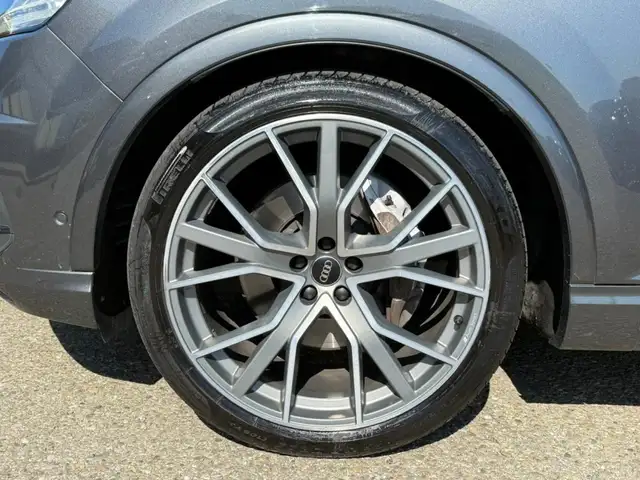 Audi Q7 view 9