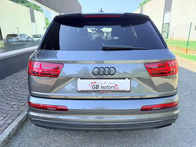 Audi Q7 view 7