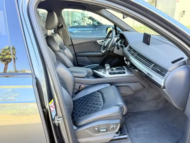 Audi Q7 view 18