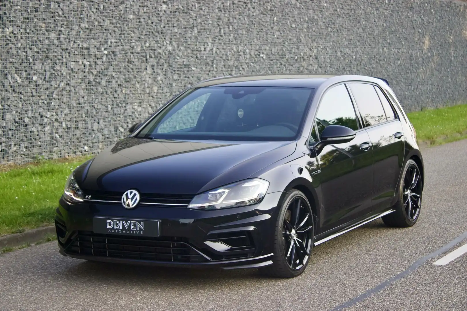 Volkswagen Golf 7.5 R 2.0 TSI | Virtual - DCC - Pretoria Zwart - 1