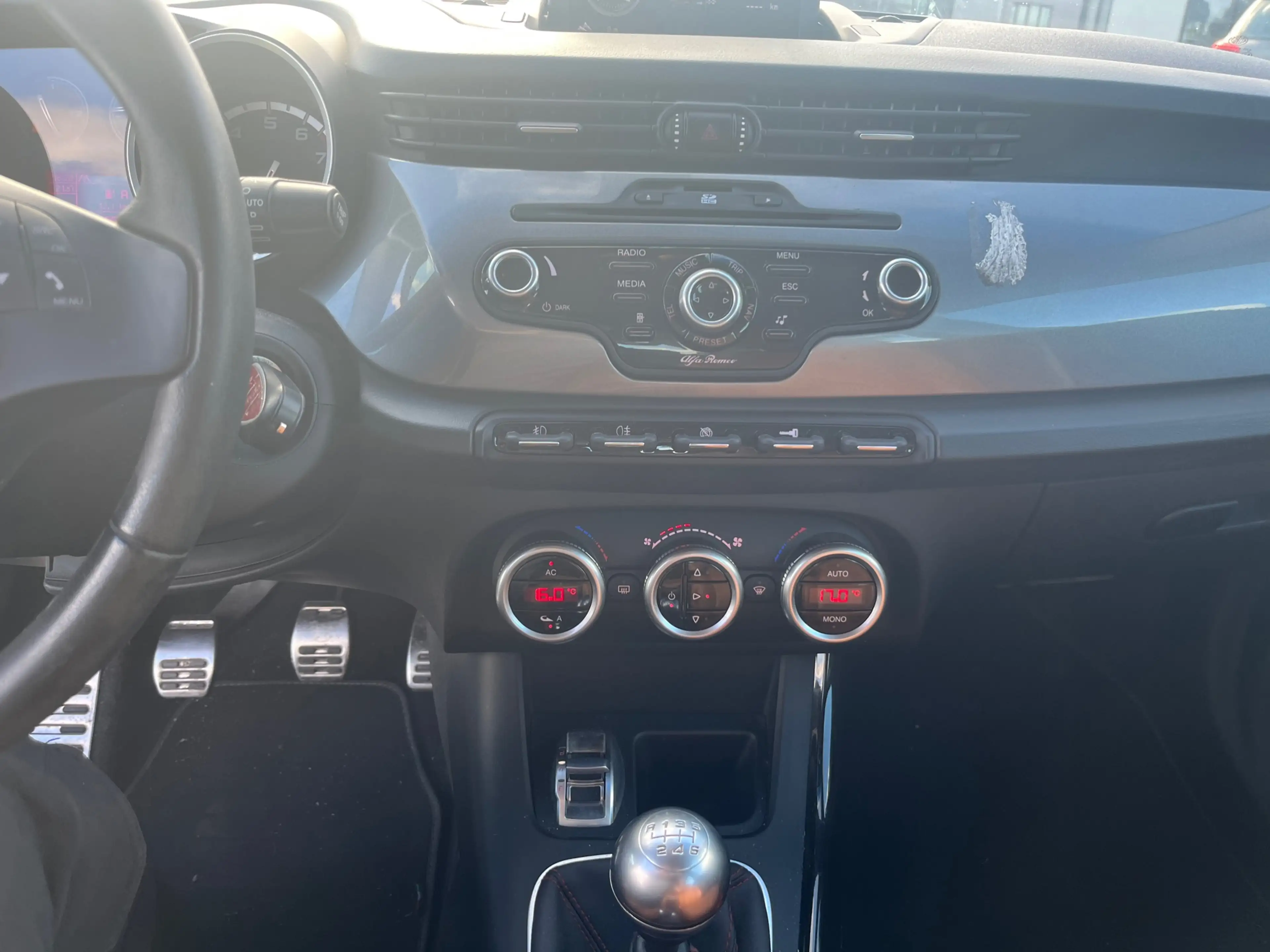 Alfa Romeo Giulietta 1.4 T Distinctive BJ 2012 AIRCO LEER 19 inch VELFE — photo 14
