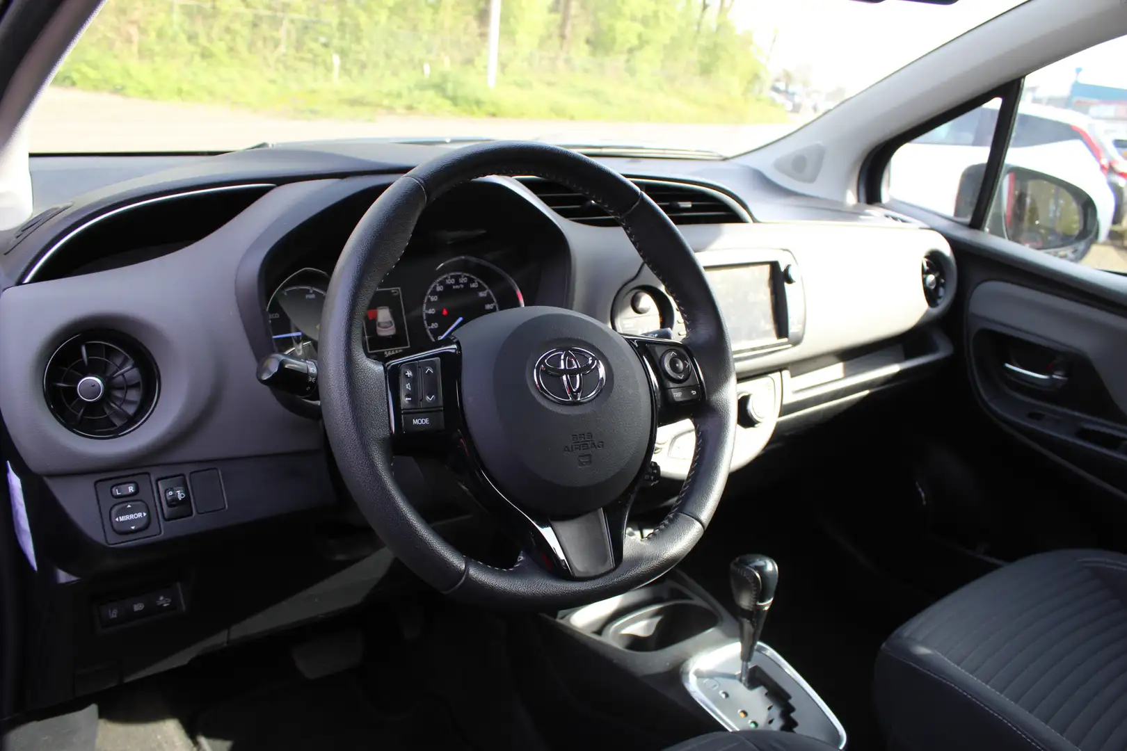 Toyota Yaris 1.5 Hybrid Dynamic | Rijklaar | ''Trekhaak'' | Nav Zwart - 2