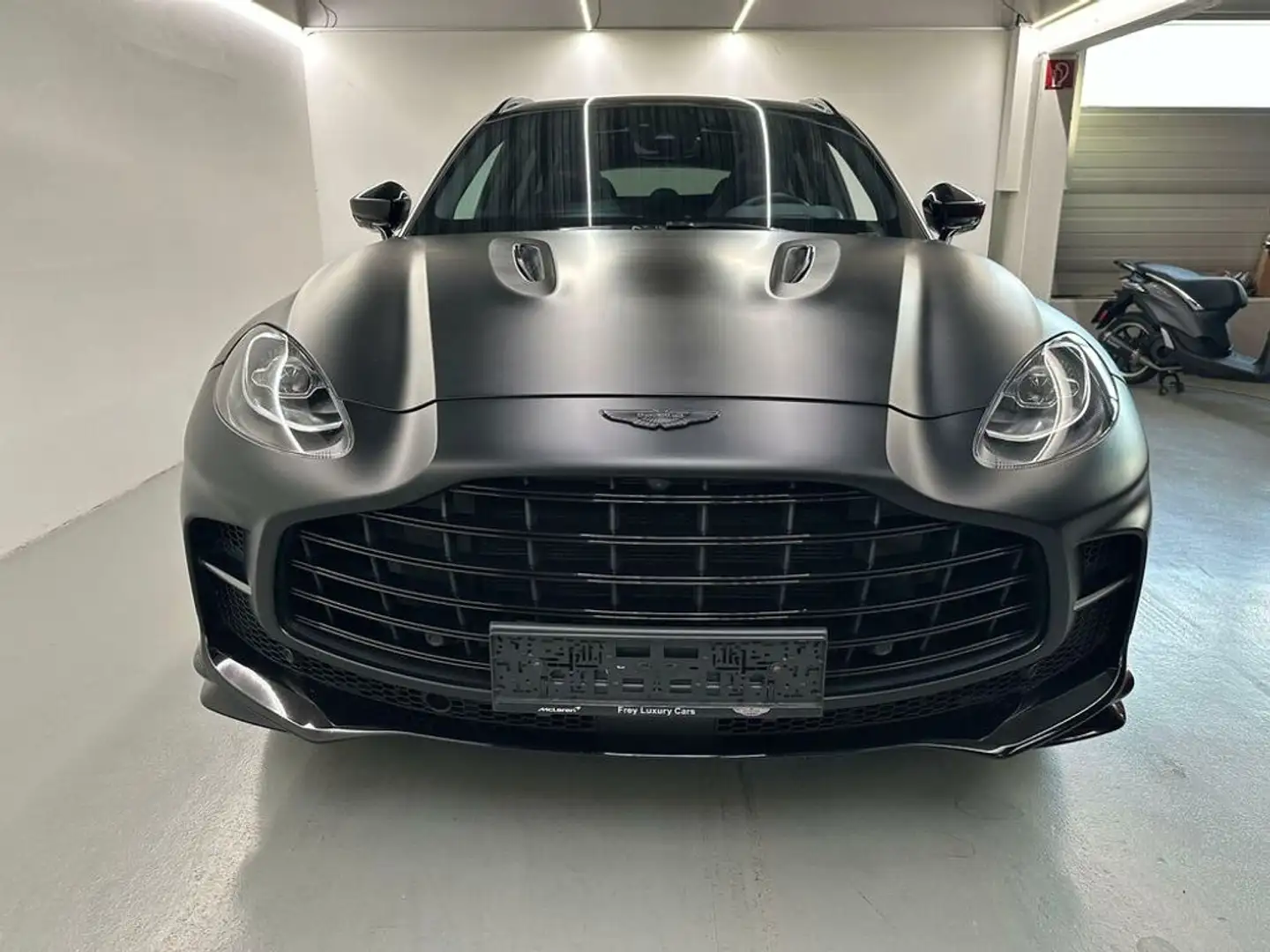 Aston Martin DBX DBX707 / Satin Jet Black / Orange Details / Zwart - 2