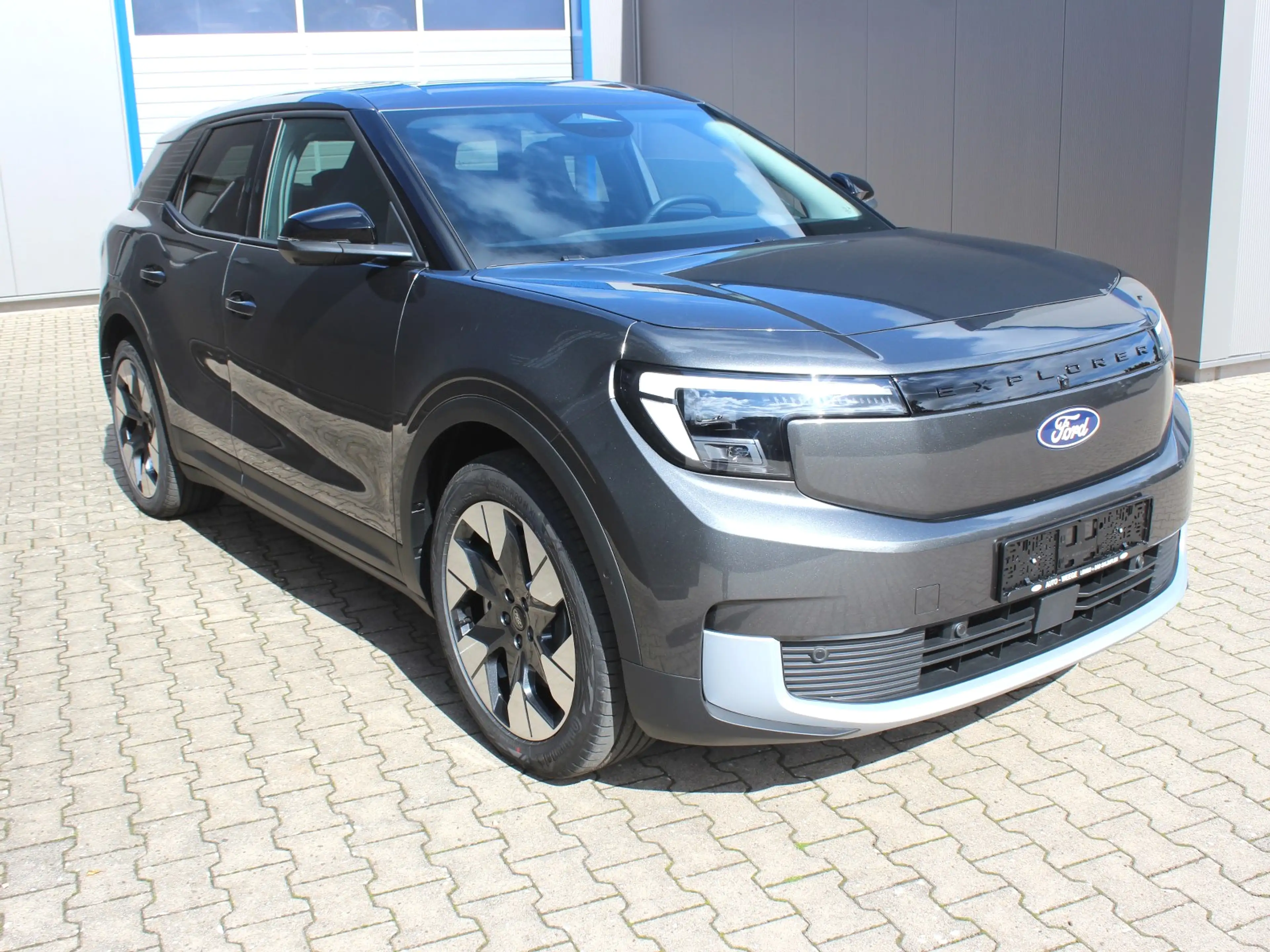 Ford Explorer Premium RWD — photo 7