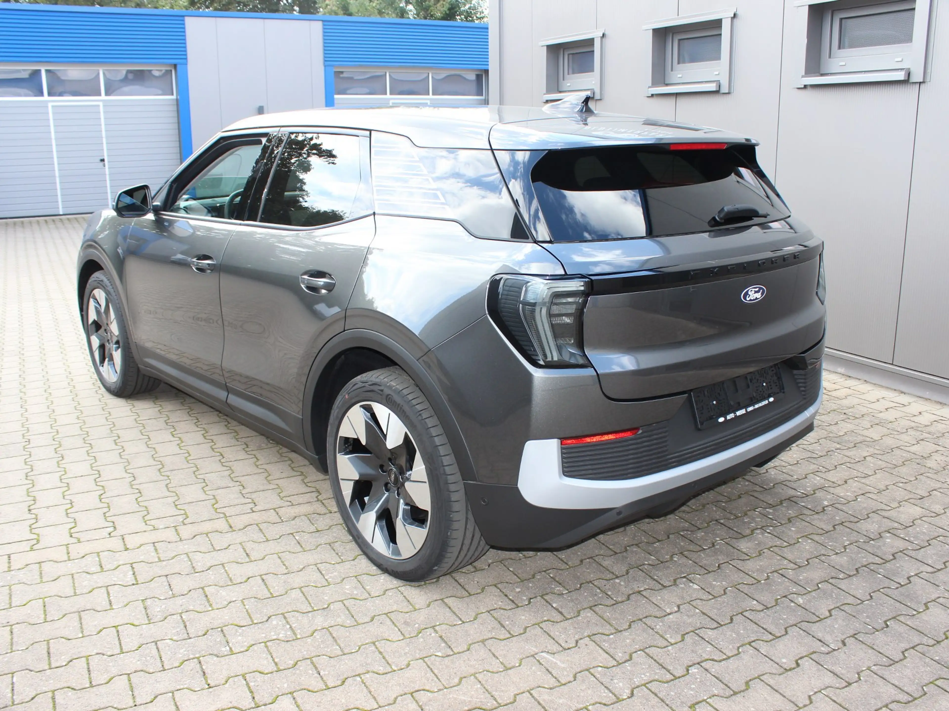 Ford Explorer Premium RWD — photo 5