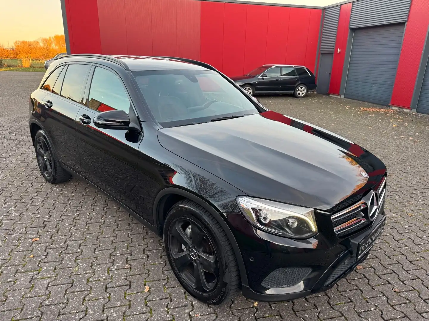 Mercedes-Benz GLC 250 d 4Matic LED AHK AMG Night Exclusive Schwarz - 1