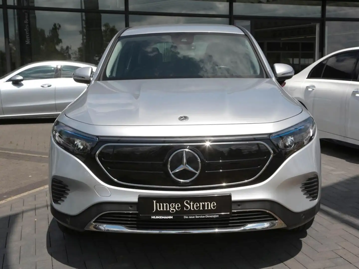 Mercedes-Benz EQB 250 Progressive MBUX Navi Kamera Spiegel-P Stříbrná - 2