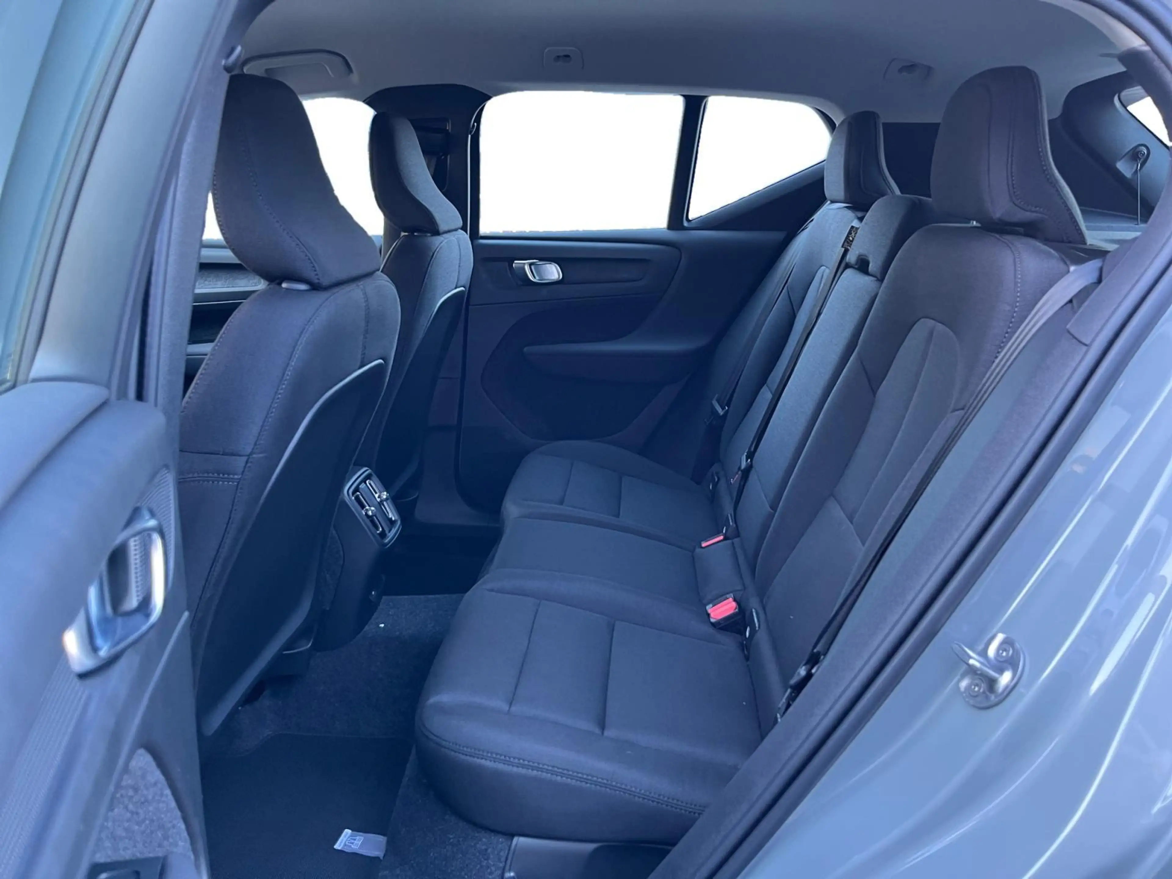 Volvo EX40 Single Motor Essential 70 kWh — photo 12