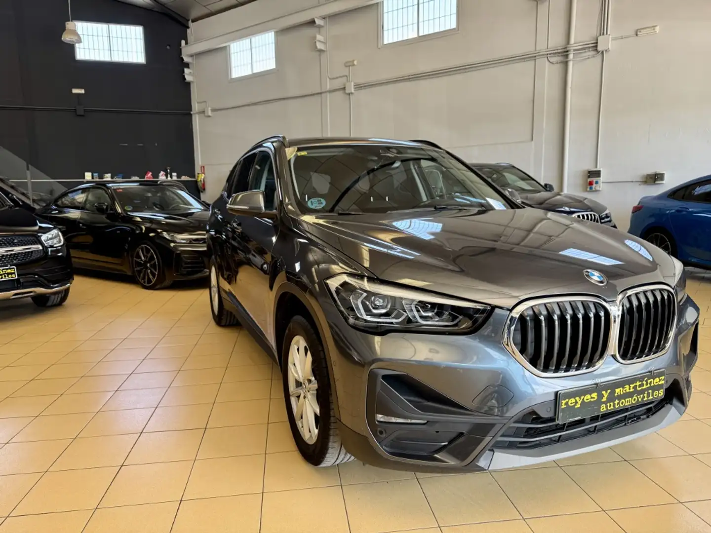 BMW X1 sDrive 18dA Corporate Gris - 2