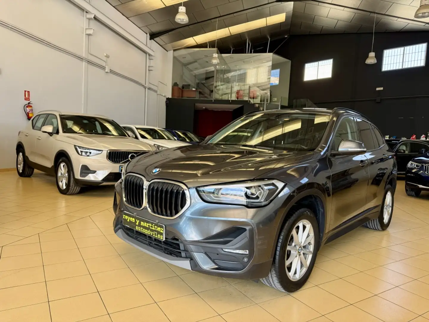 BMW X1 sDrive 18dA Corporate Gris - 1