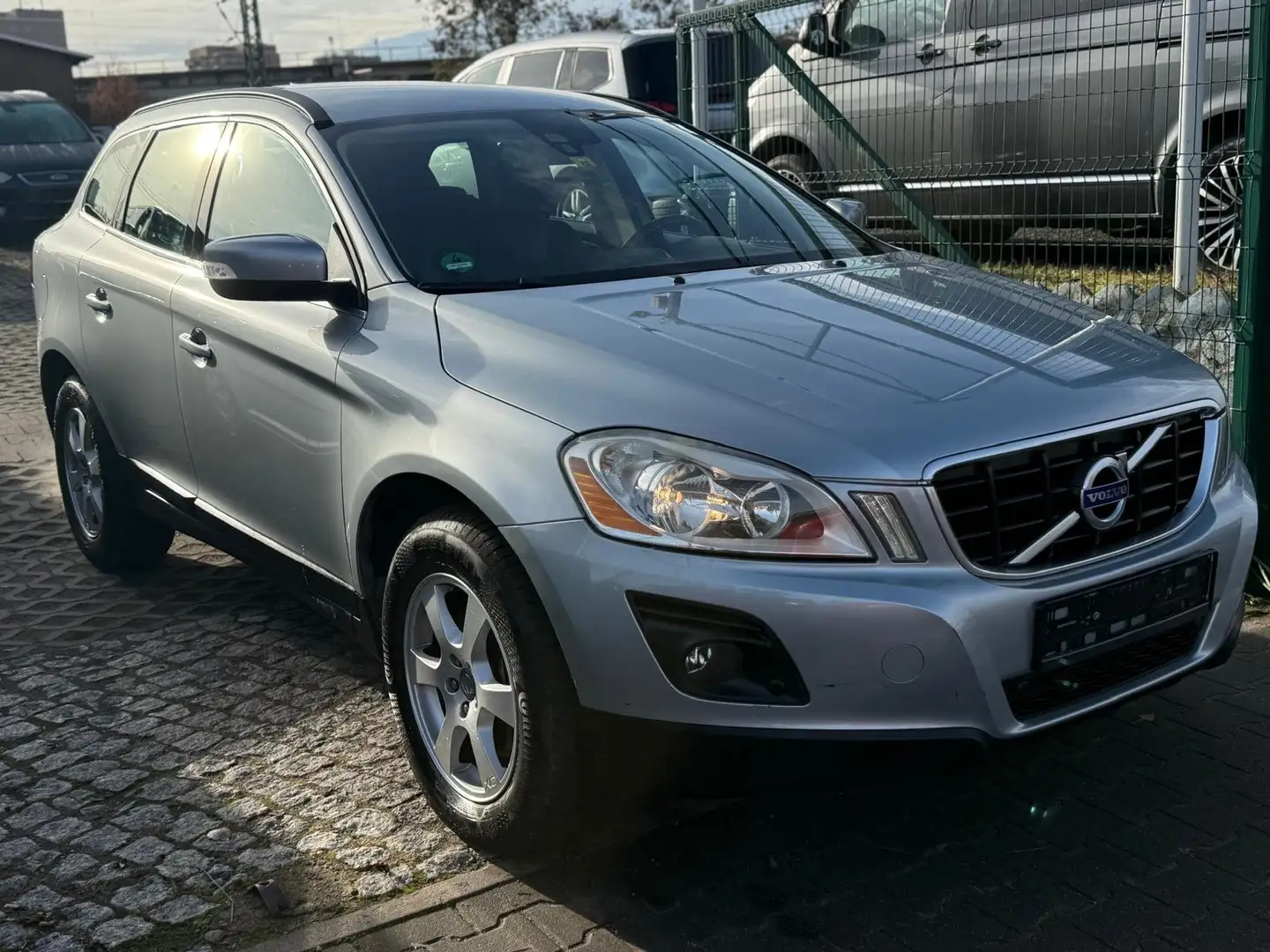 Volvo XC60 Basis AWD Silber - 2