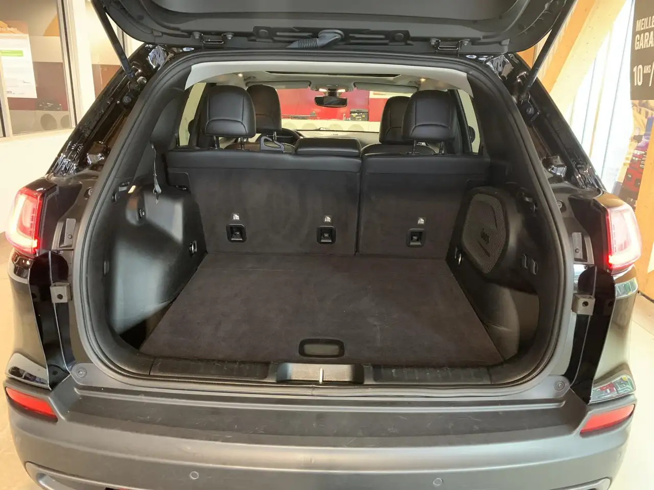 Jeep Cherokee снимка Jeep Cherokee