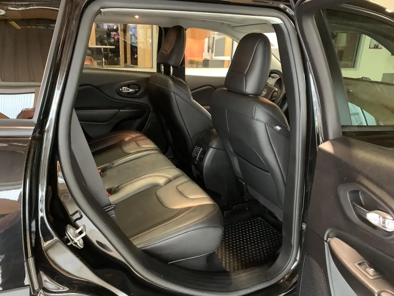 Jeep Cherokee снимка Jeep Cherokee