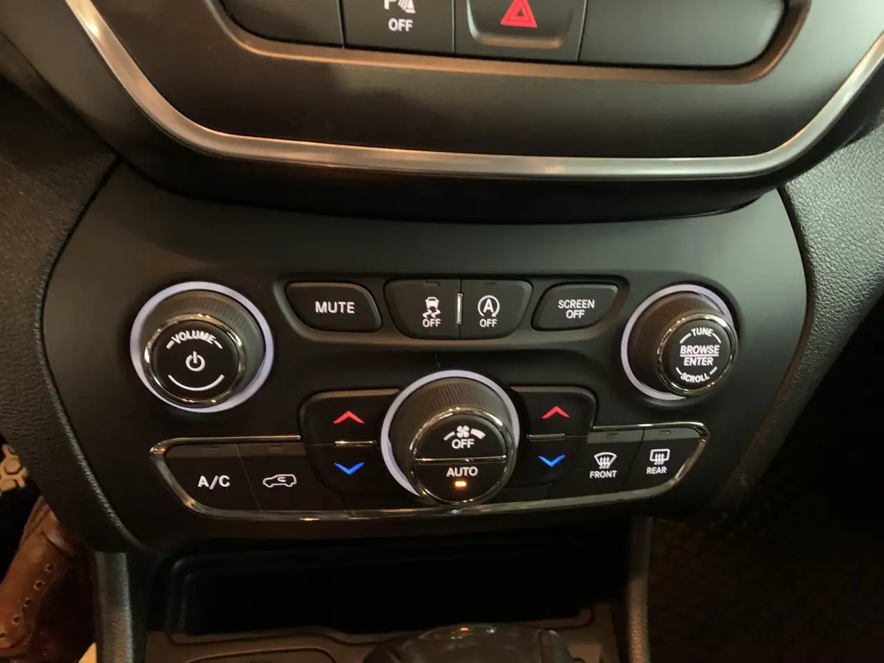 Jeep Cherokee снимка Jeep Cherokee