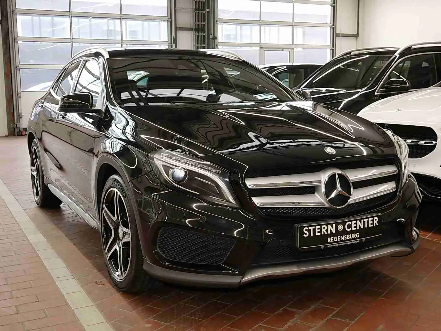 Mercedes-Benz GLA 200 AMG EXCLUSIVE+LEDER+AHK+NAVI+SHZ+PDC+19" Zwart - 2