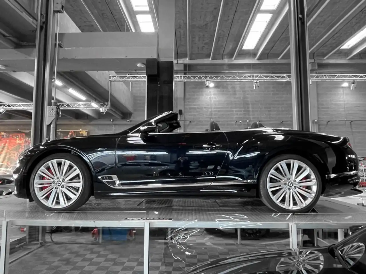 Bentley Continental GTC 2022 — фото 12