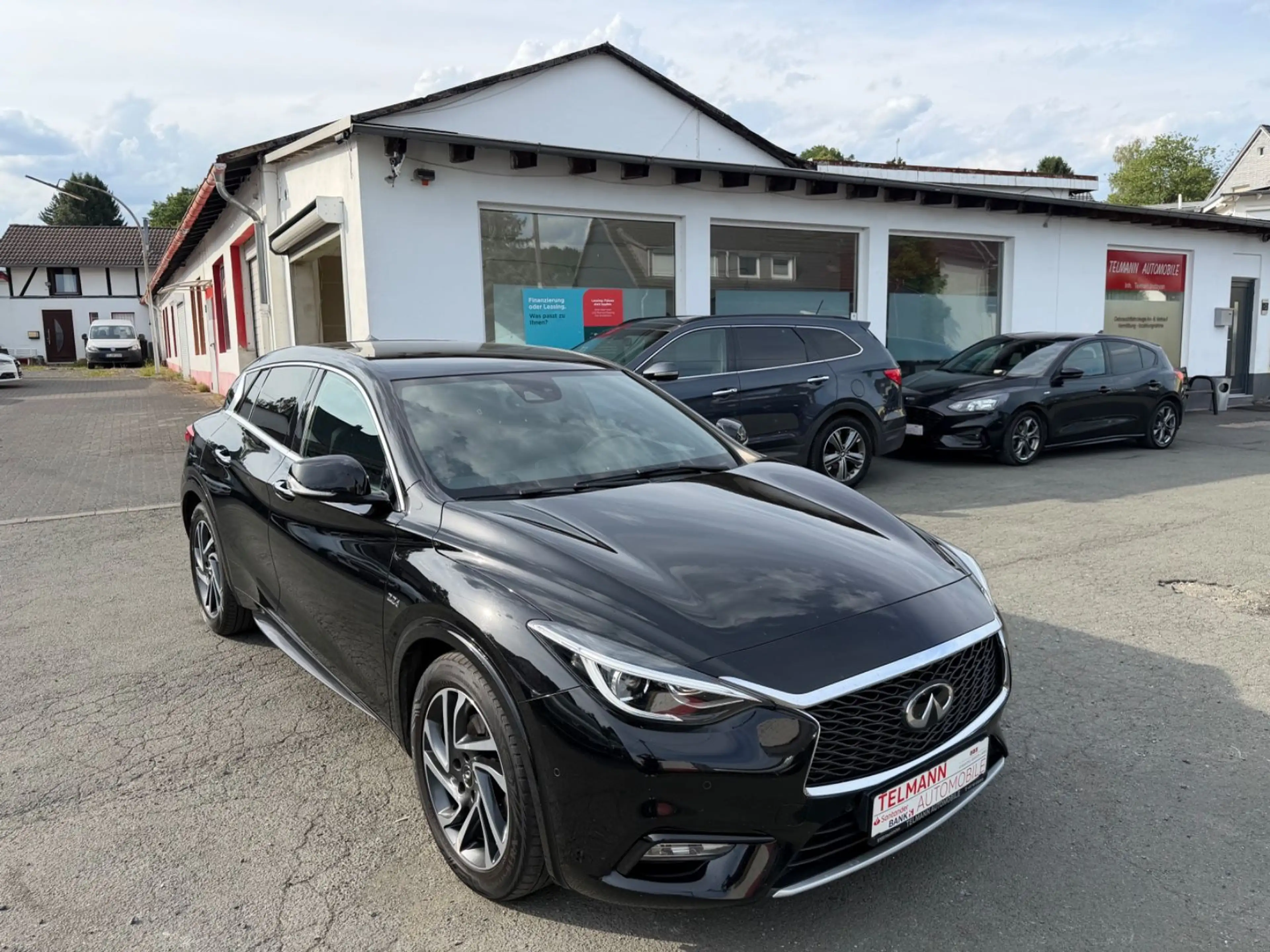 Infiniti Q30 2.2 d AWD City Black Edition — photo 4