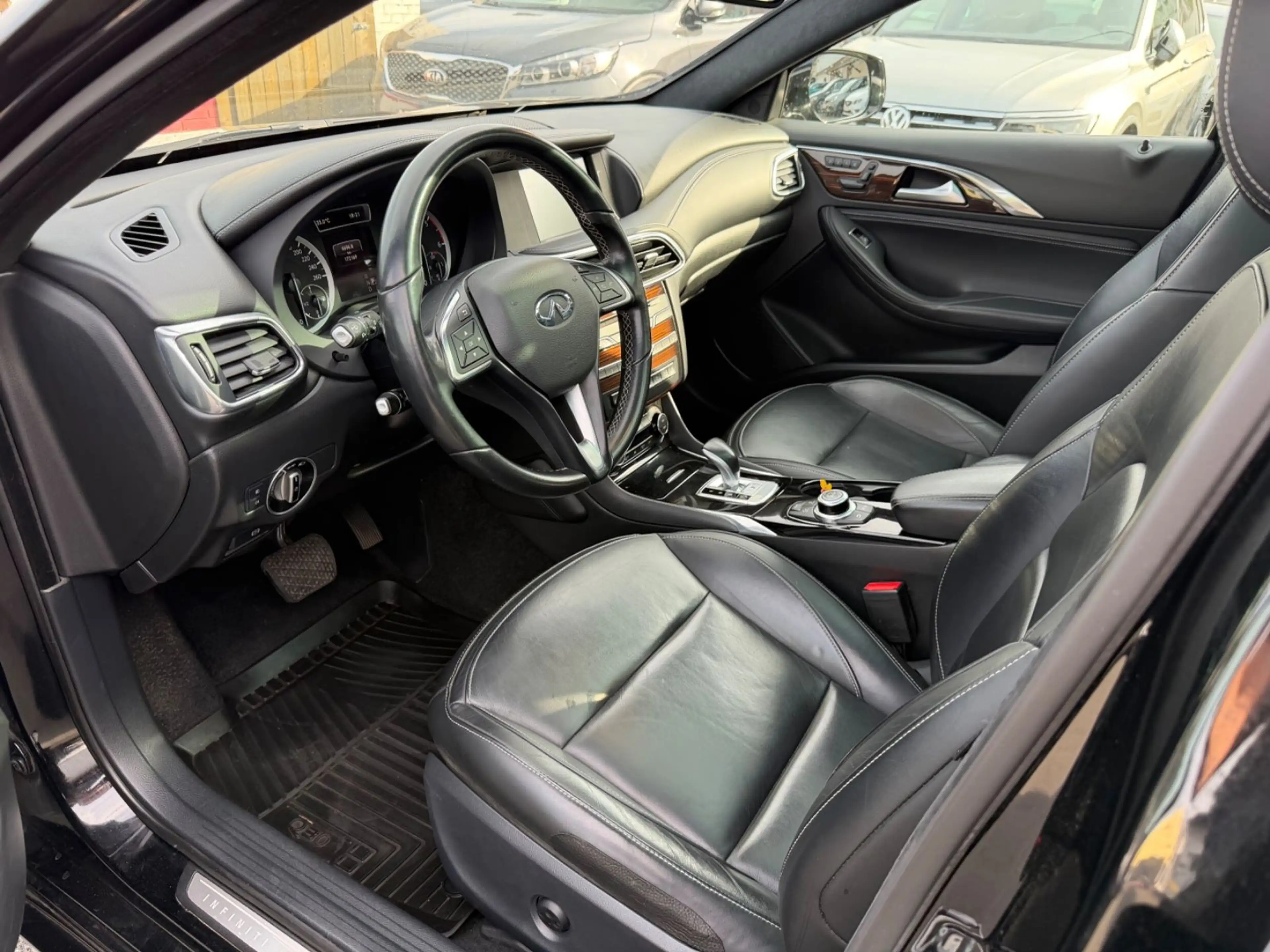 Infiniti Q30 2.2 d AWD City Black Edition — photo 12