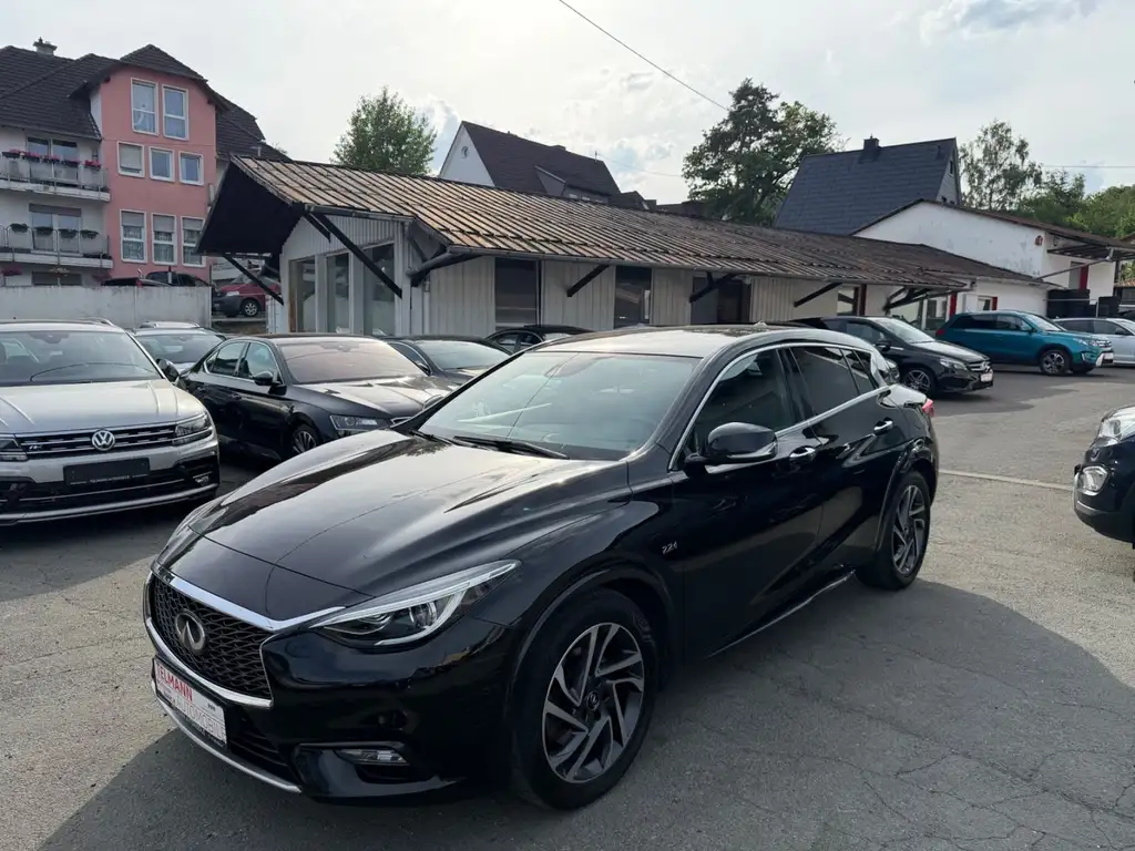 Infiniti Q30