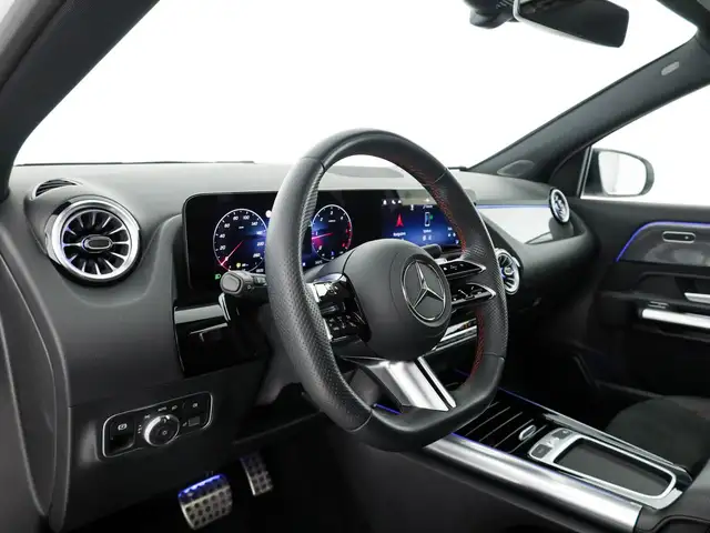Mercedes-Benz GLA view 11