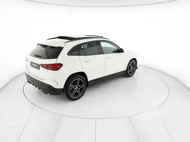Mercedes-Benz GLA view 4
