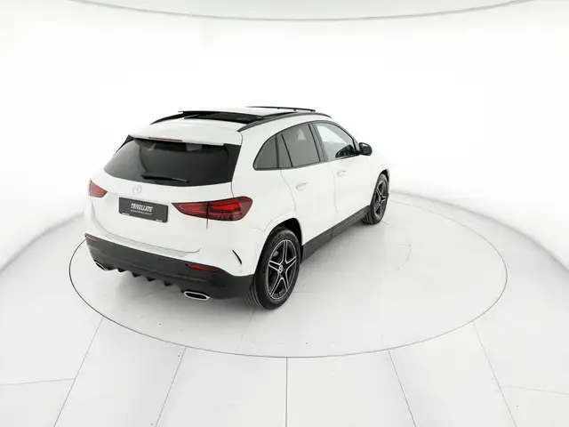 Mercedes-Benz GLA view 3