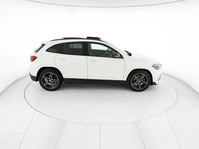 Mercedes-Benz GLA view 5