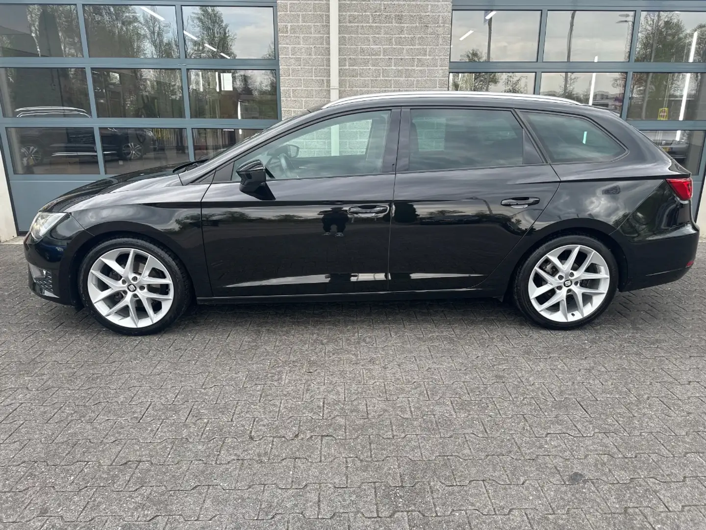 SEAT Leon ST 1.4 TSI ACT FR Dynamic | AFN. TREKHAAK | Zwart - 2