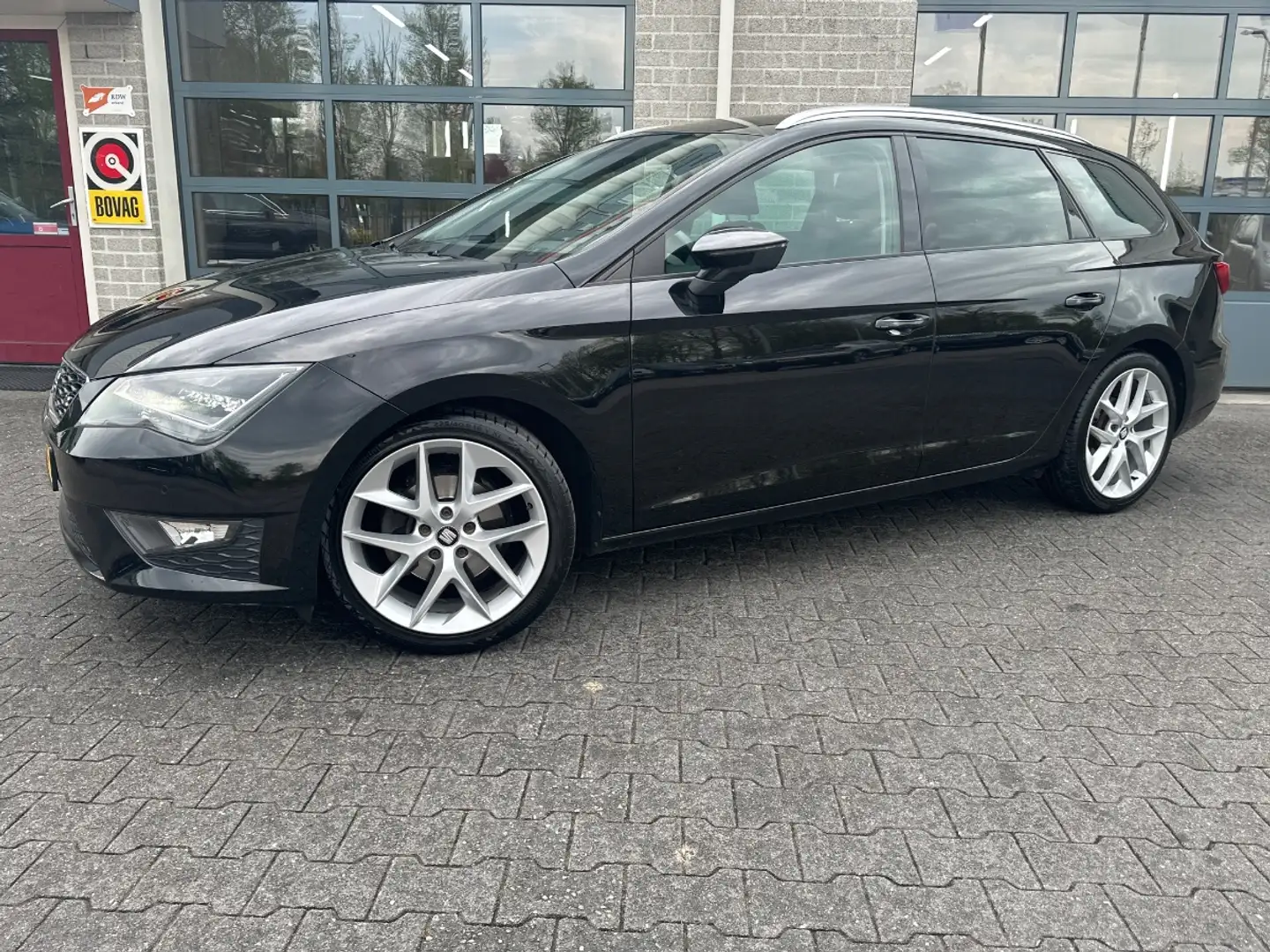 SEAT Leon ST 1.4 TSI ACT FR Dynamic | AFN. TREKHAAK | Zwart - 1