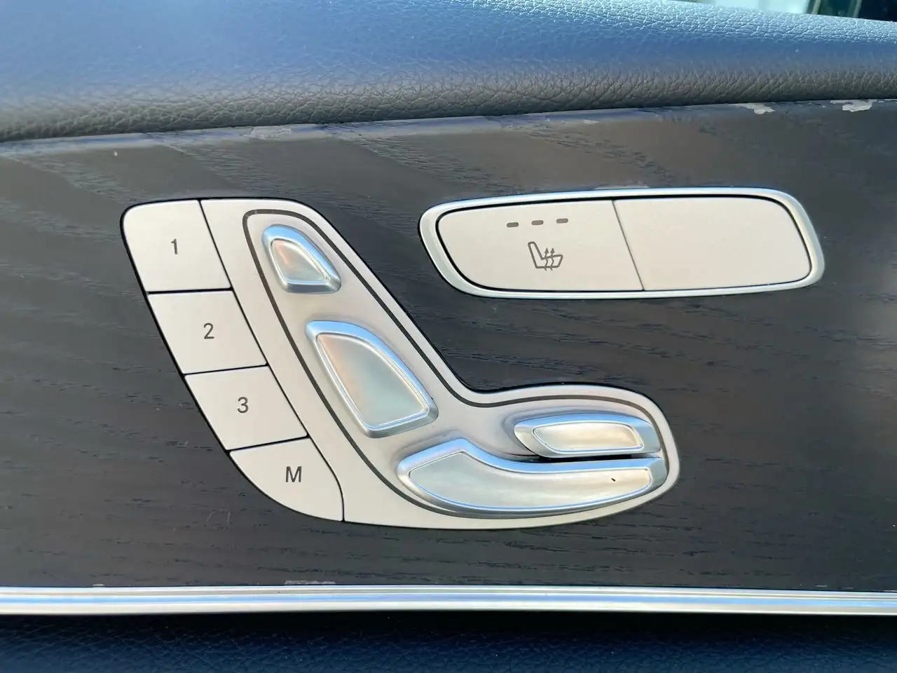 Mercedes-Benz E-Class снимка Mercedes-Benz E-Class