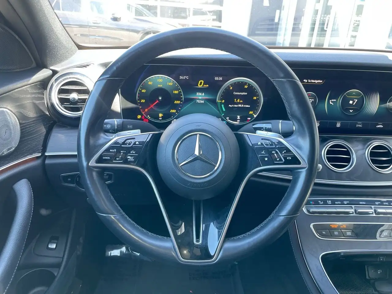 Mercedes-Benz E-Class снимка Mercedes-Benz E-Class