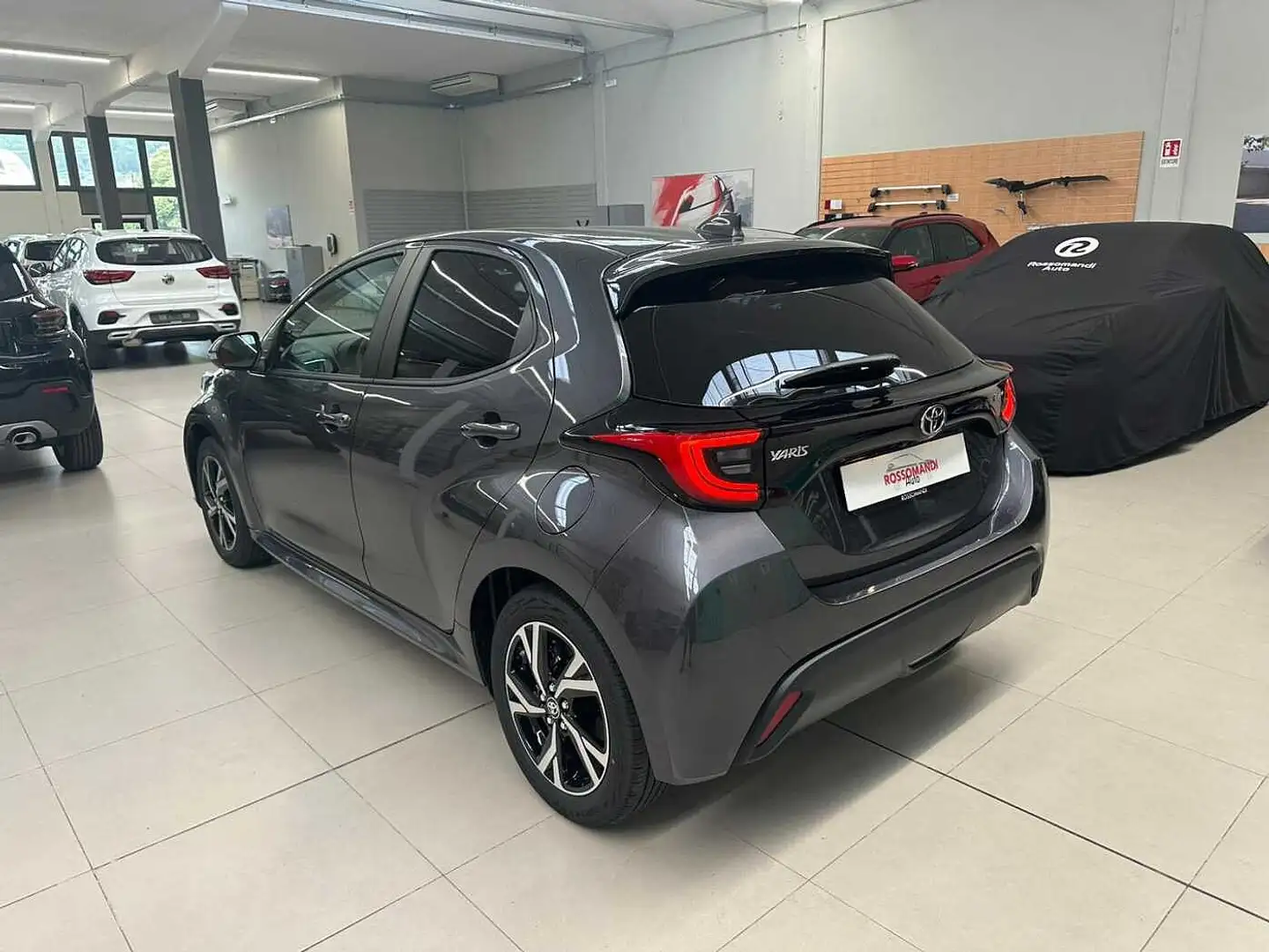 Toyota Yaris Trend 1.5 Hybrid 116 CV Gris - 2