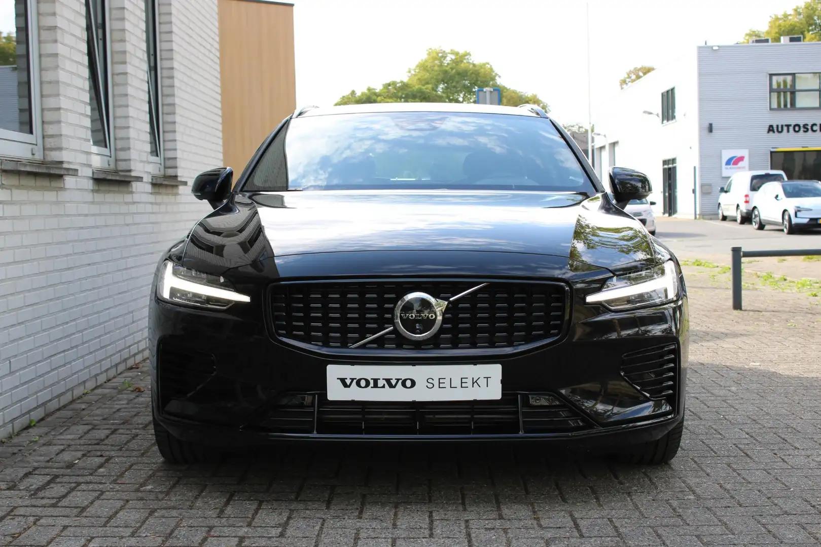 Volvo V60 T6 Plug-In Hybrid Aut. AWD Plus Dark | Onyx Black Noir - 2