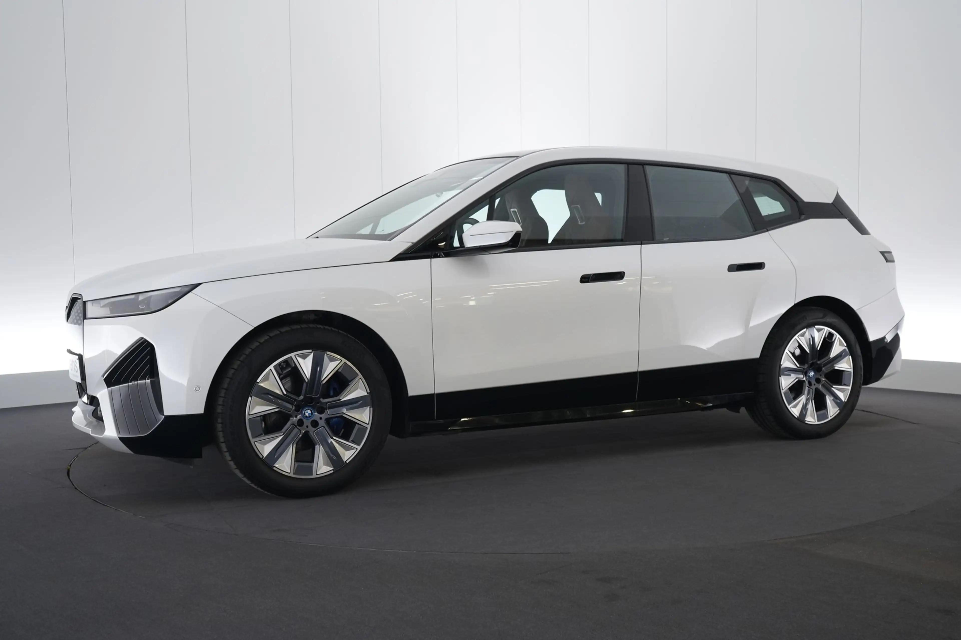 BMW iX 100 kWh xDrive50 Sport LEDER/CUIR LED GPS PDC 360° — photo 12