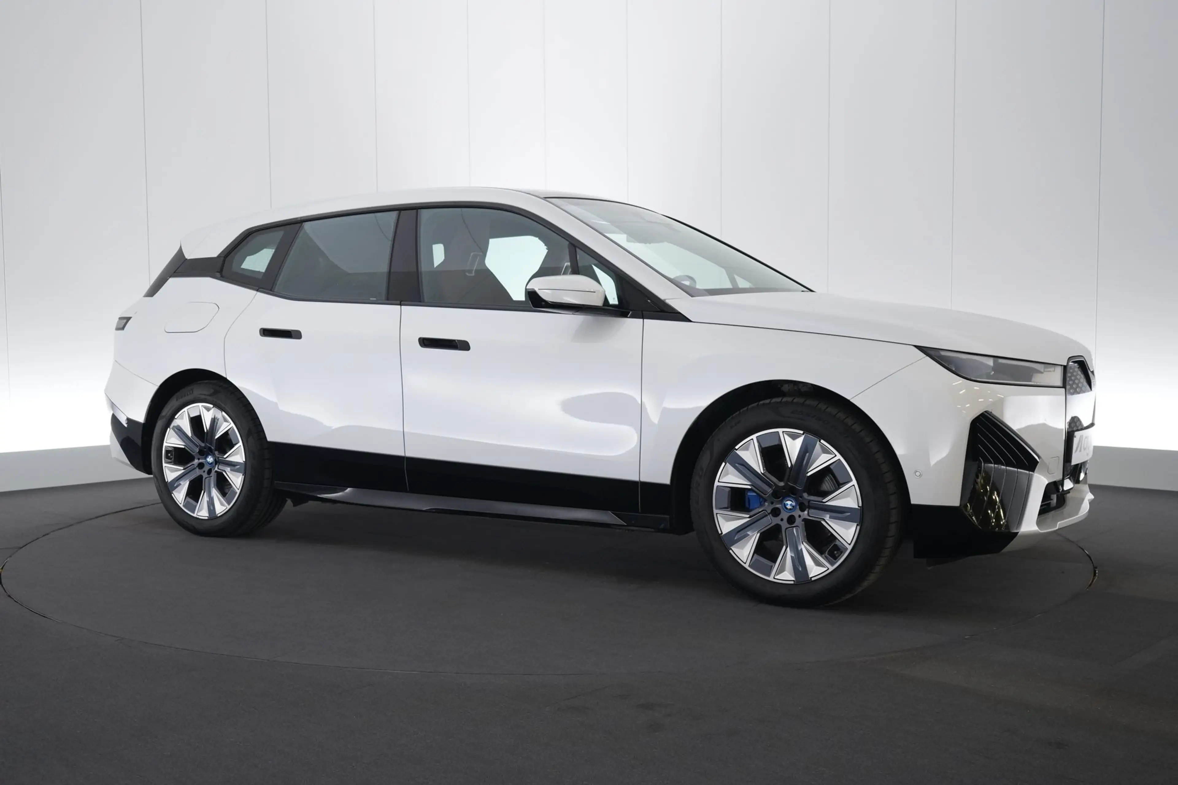 BMW iX 100 kWh xDrive50 Sport LEDER/CUIR LED GPS PDC 360° — photo 4