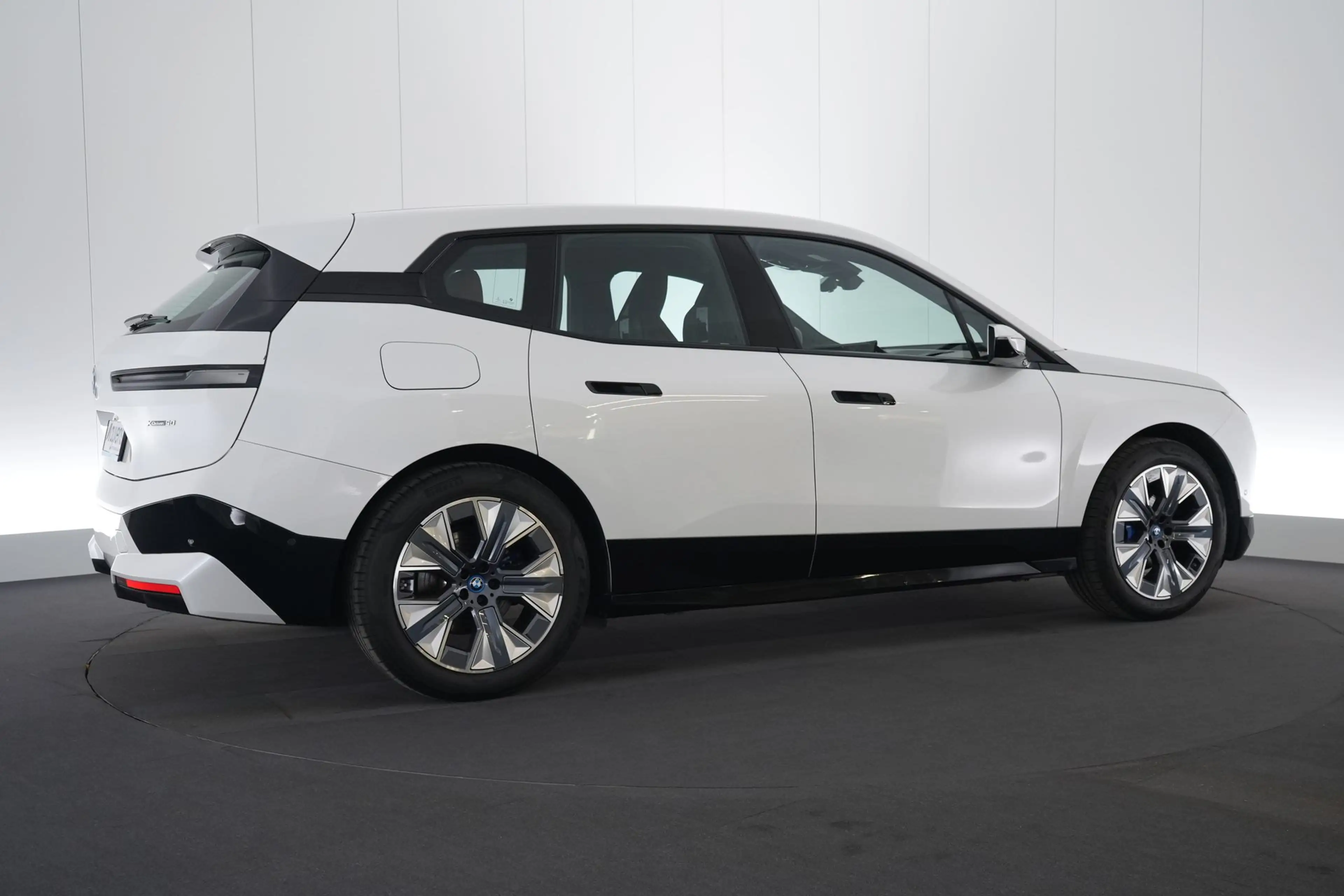 BMW iX 100 kWh xDrive50 Sport LEDER/CUIR LED GPS PDC 360° — photo 6