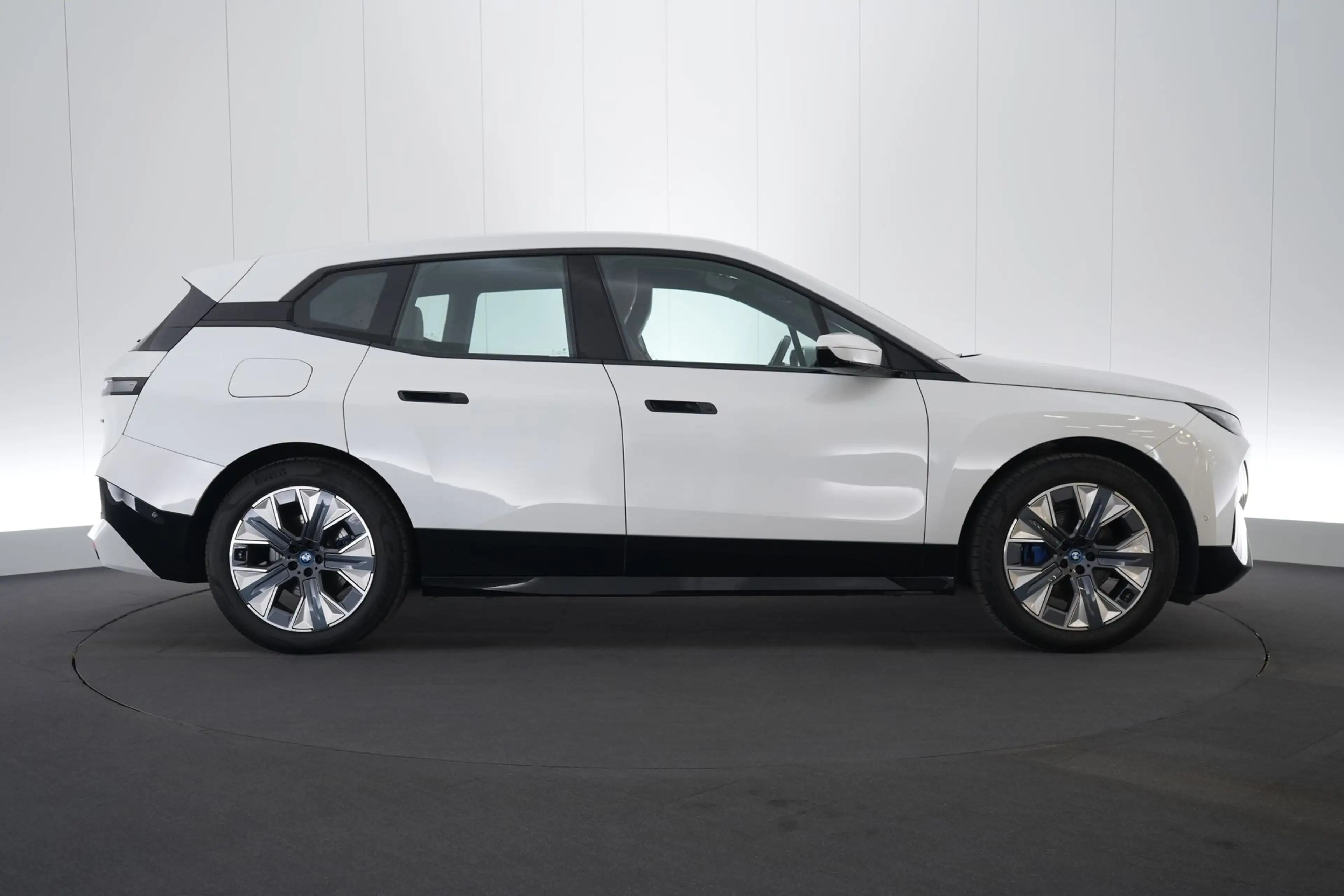 BMW iX 100 kWh xDrive50 Sport LEDER/CUIR LED GPS PDC 360° — photo 5