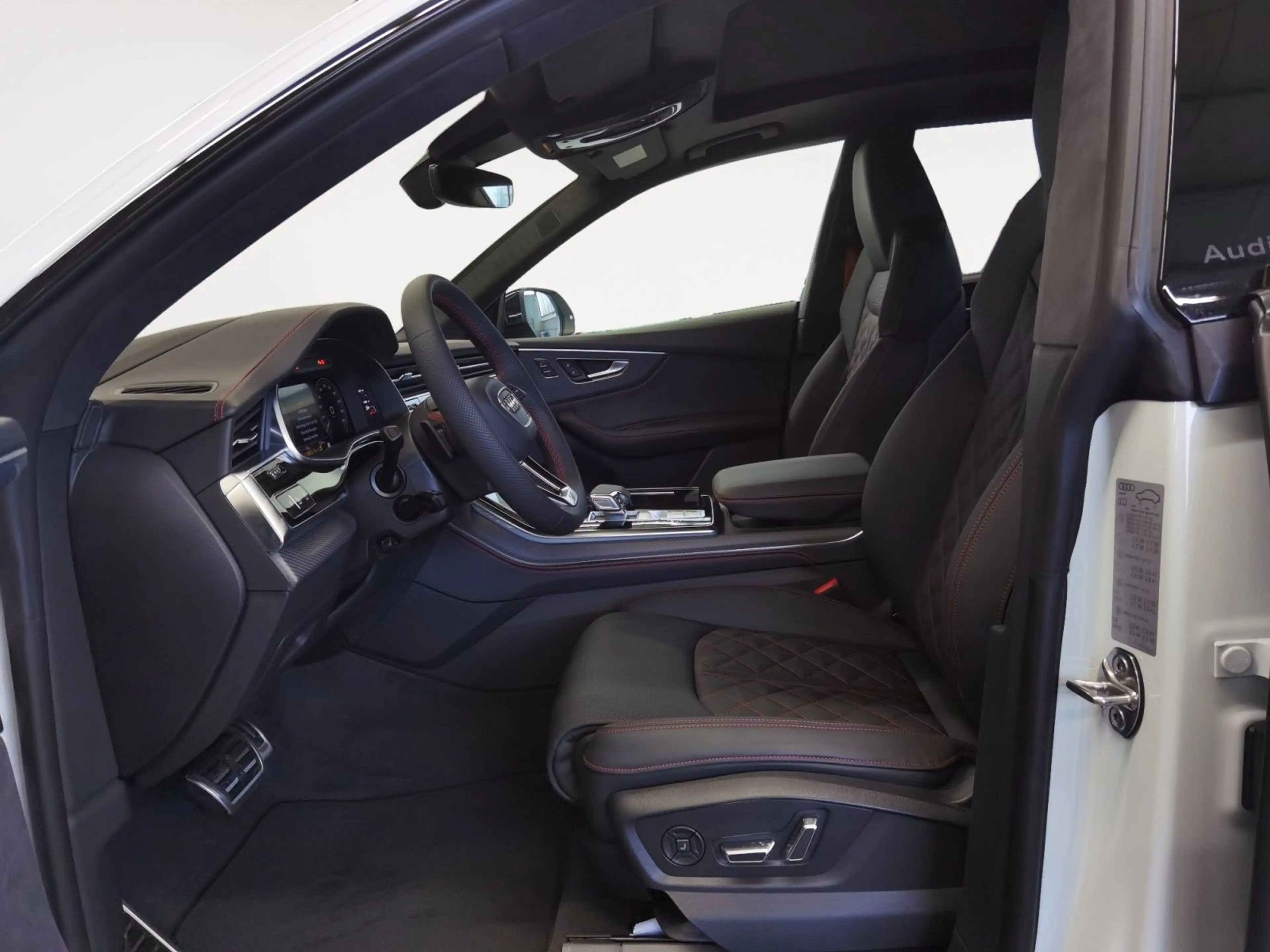 Audi Q8 SUV TFSI e quattro 360 kW tiptronic PANO OLED — photo 10