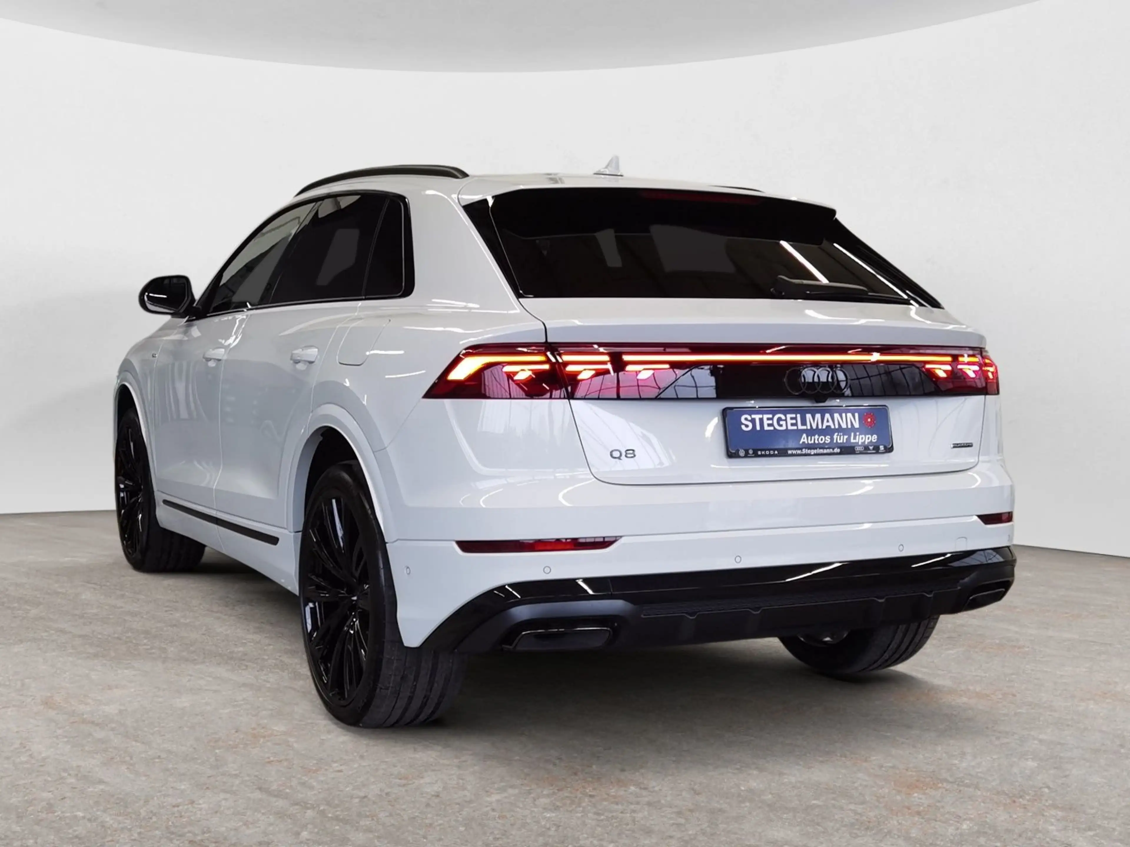 Audi Q8 SUV TFSI e quattro 360 kW tiptronic PANO OLED — photo 4