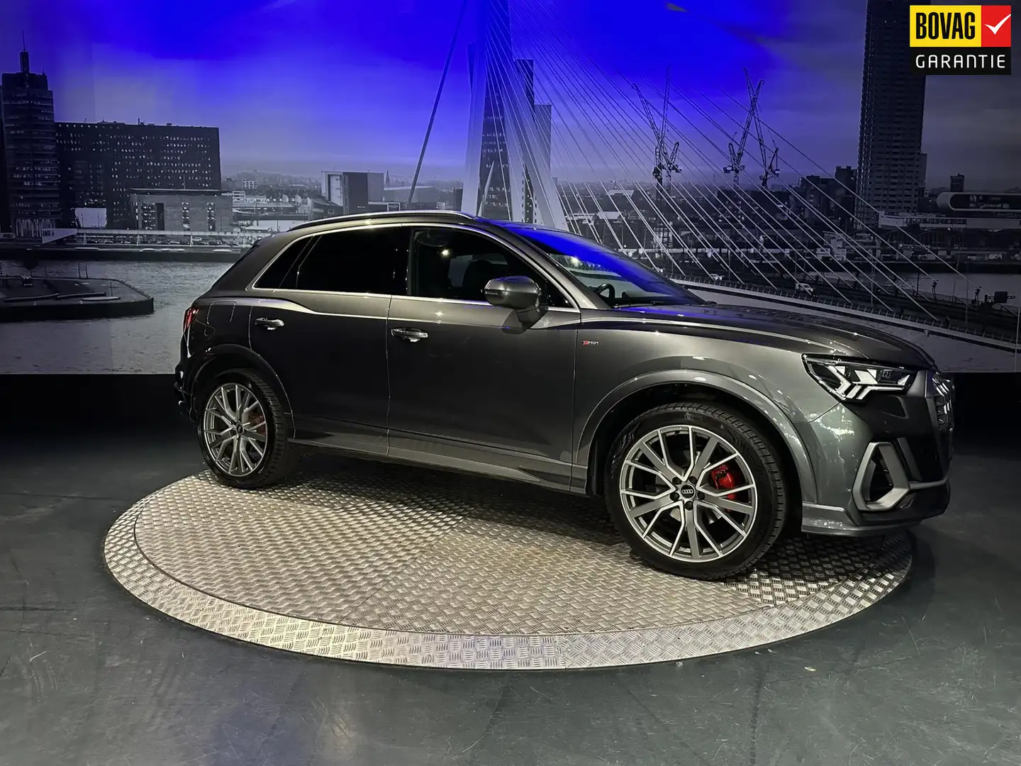 Audi Q3 35 TFSI S edition *Pano*Camera*Trekhaak* Grijs - 1