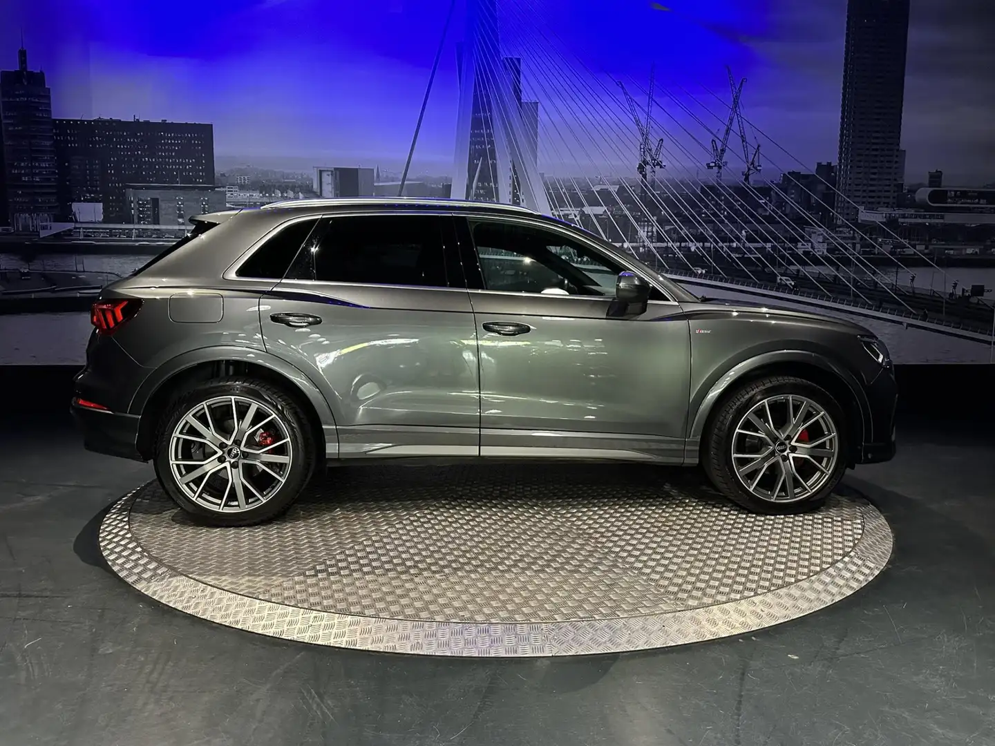 Audi Q3 35 TFSI S edition *Pano*Camera*Trekhaak* Grijs - 2