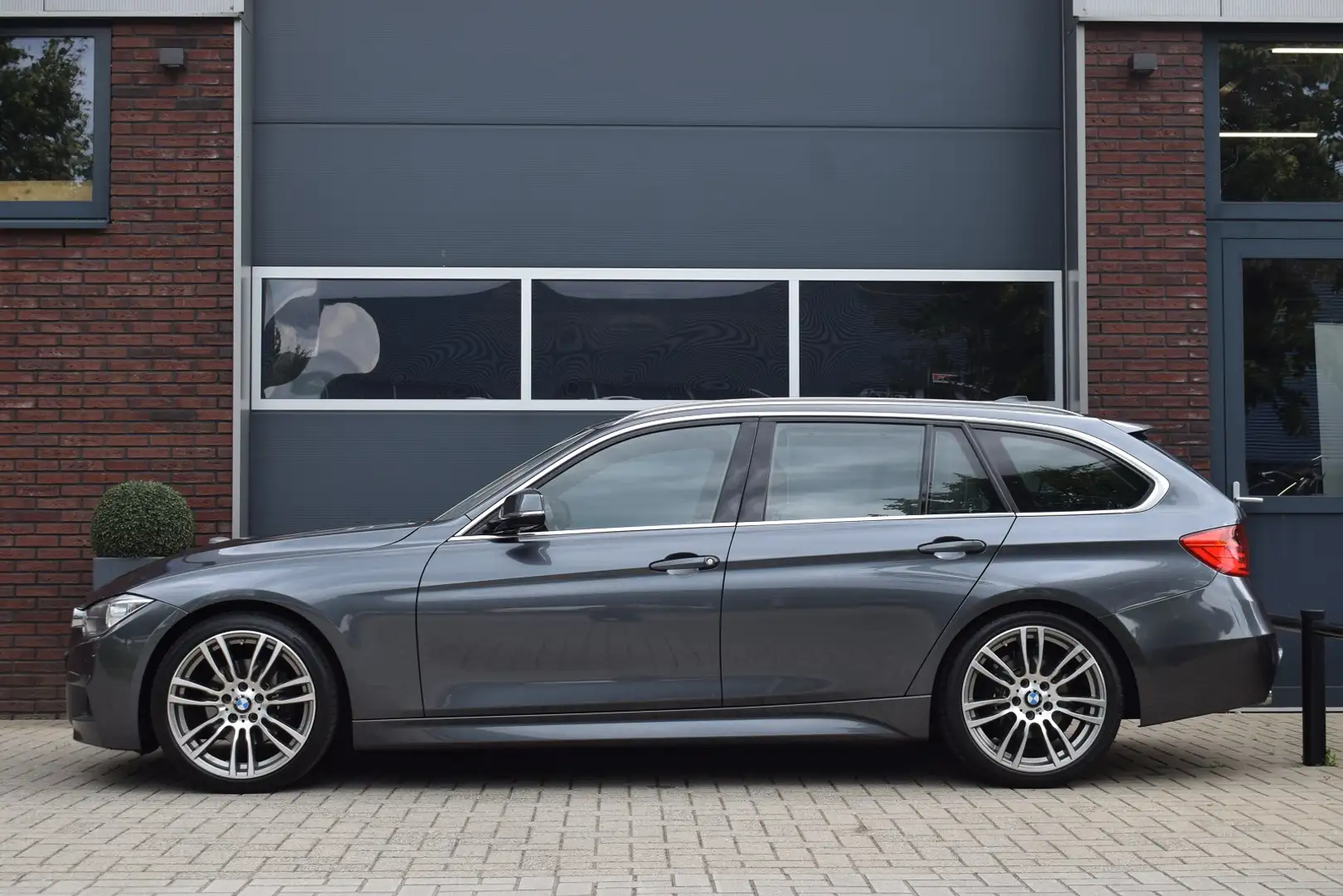 BMW 320 3-serie Touring 320d 184pk Automaat M-Sport | Orig Gris - 2