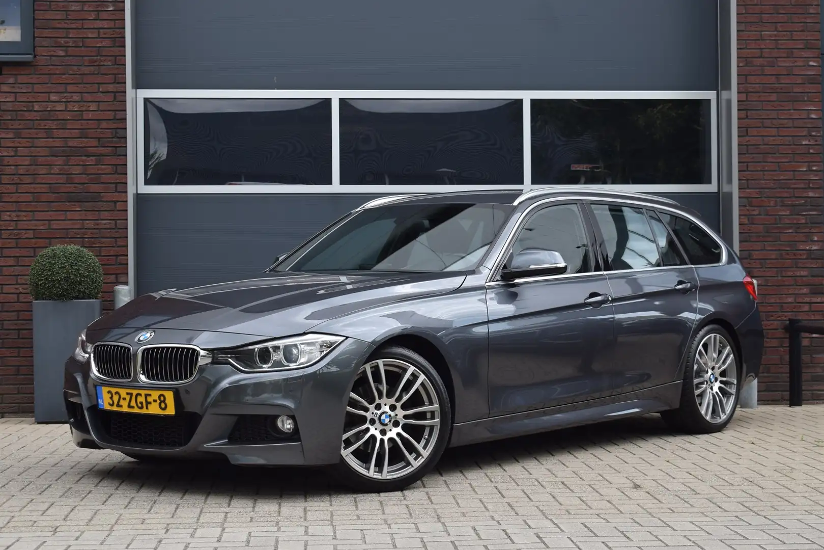 BMW 320 3-serie Touring 320d 184pk Automaat M-Sport | Orig Gris - 1