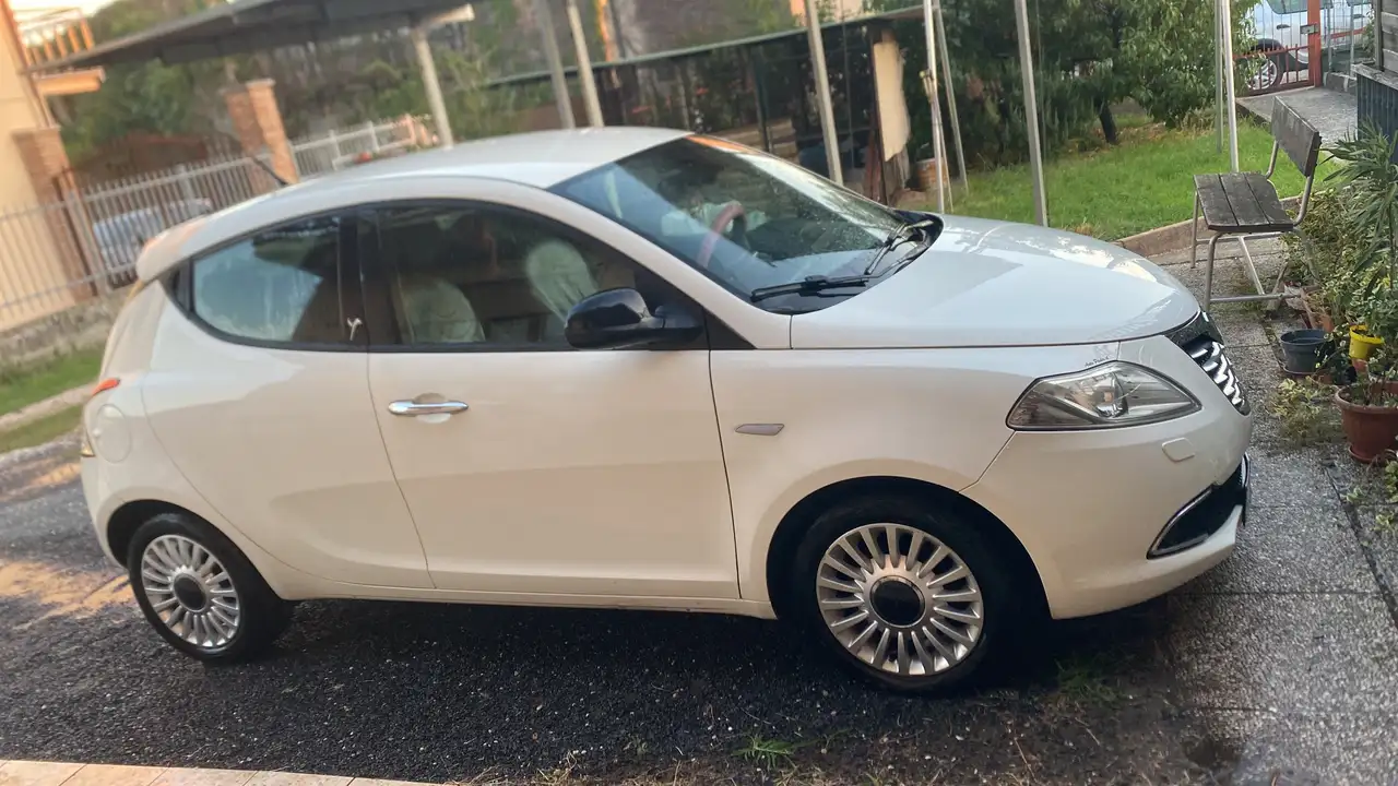 Lancia Ypsilon