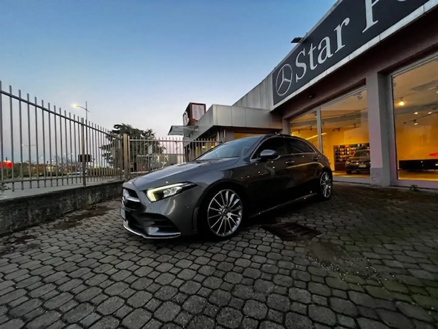 Mercedes-Benz A 200 d Automatic Premium Grijs - 1