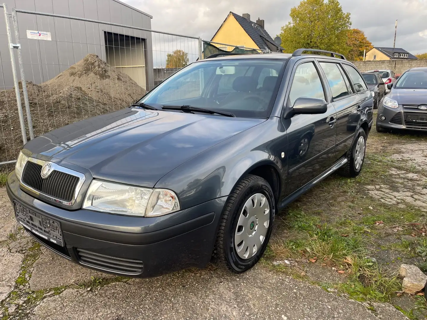Skoda Octavia Combi Tour 1.6I gepflegter Zustand Grau - 1